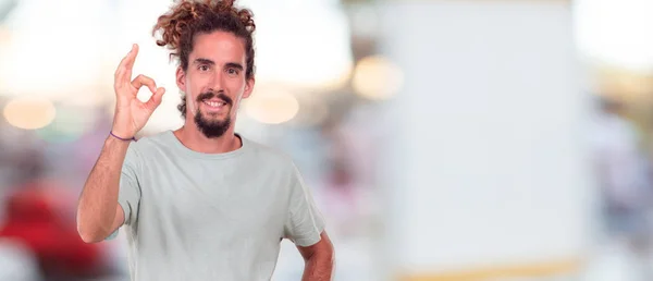 Jonge Hipster Man Met Een Trots Gelukkig Vol Vertrouwen Meningsuiting — Stockfoto