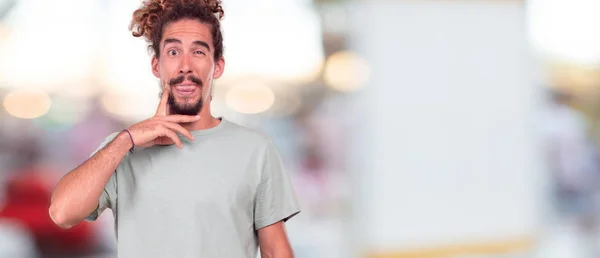 Giovane Hipster Scherzare Sporgere Lingua Con Espressione Divertente Sciocca Giocosa — Foto Stock