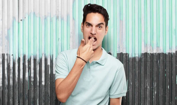 Genç yakışıklı latin adam intihar işareti