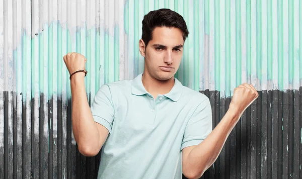 Genç yakışıklı latin adam güçlü işareti