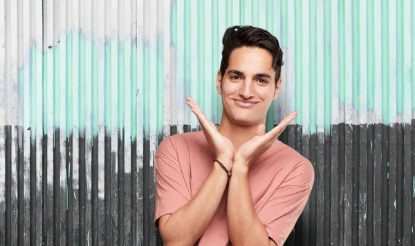 Genç latin yakışıklı