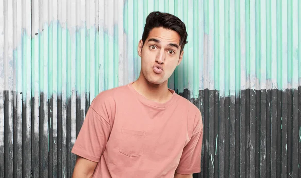 Genç yakışıklı latin erkek hayran ya da ifade şok