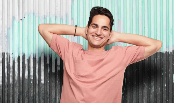 Genç yakışıklı latin adam memnuniyeti ifade