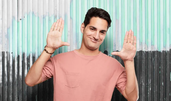 Genç latin yakışıklı