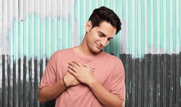 Genç latin yakışıklı. Aşk kavramı.