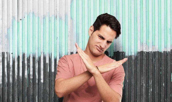 Genç yakışıklı latin adam ret işareti