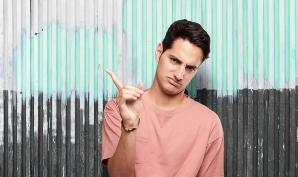 Genç yakışıklı latin adam ret işareti
