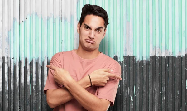 Genç yakışıklı latin adam ifade karıştı