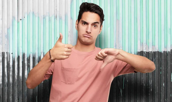 Genç yakışıklı latin adam ifade karıştı