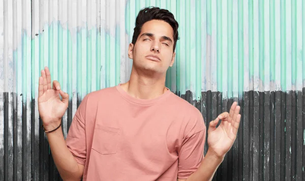 Genç yakışıklı latin adam zen dua kavramı