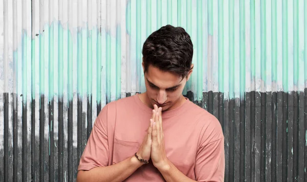 若いハンサムなラテン男禅祈るコンセプト — ストック写真