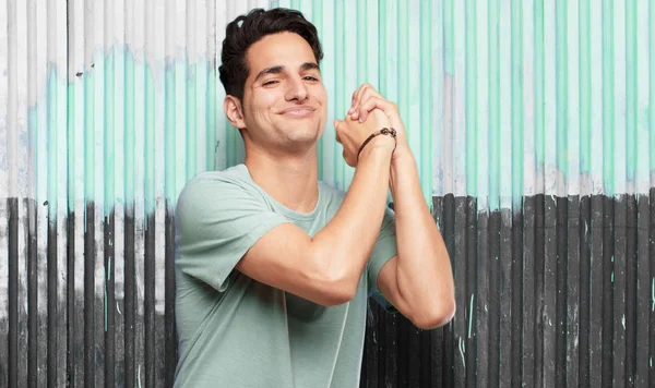 Genç yakışıklı latin adam triumth işareti kavramı