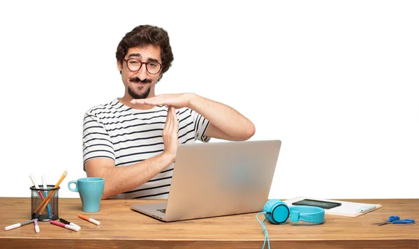 Joven Barbudo Hombre Diseñador Gráfico Concepto Tiempo Muerto — Foto de Stock