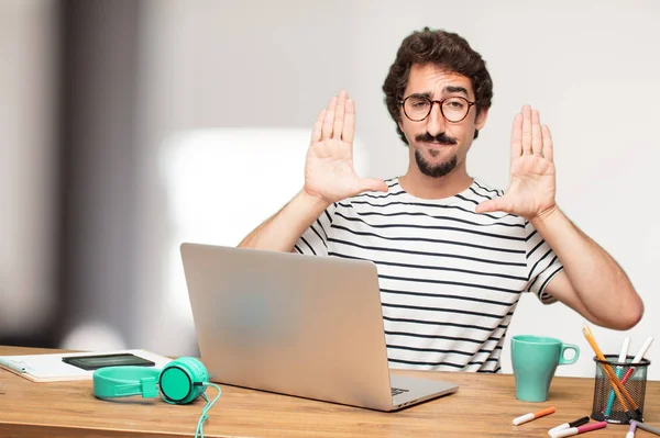 Genç sakallı adam grafik tasarımcı