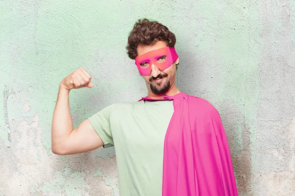 güçlü işareti ile genç deli süper kahraman adam