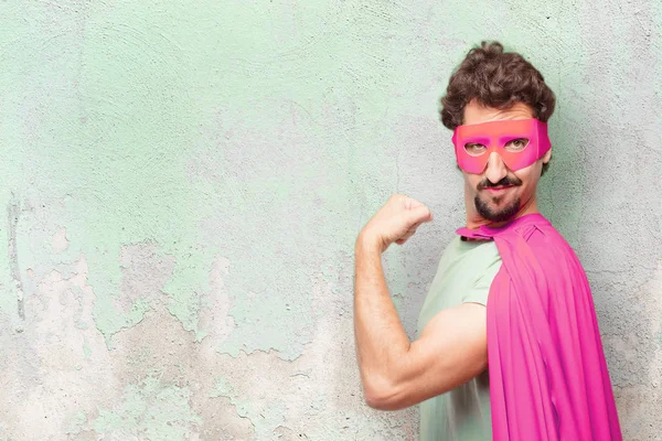 güçlü işareti ile genç deli süper kahraman adam