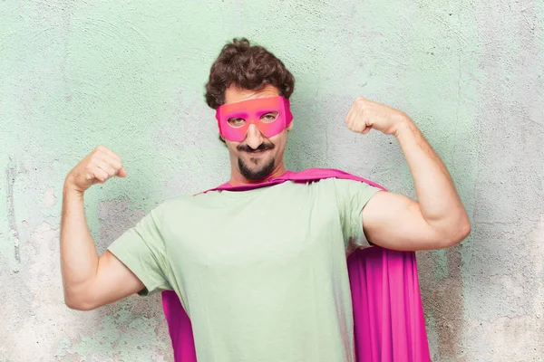 güçlü işareti ile genç deli süper kahraman adam