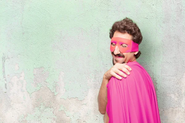 Genç deli süper kahraman adam. Memnuniyeti ifade.