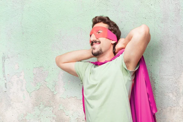 Genç deli süper kahraman adam. Memnuniyeti ifade.