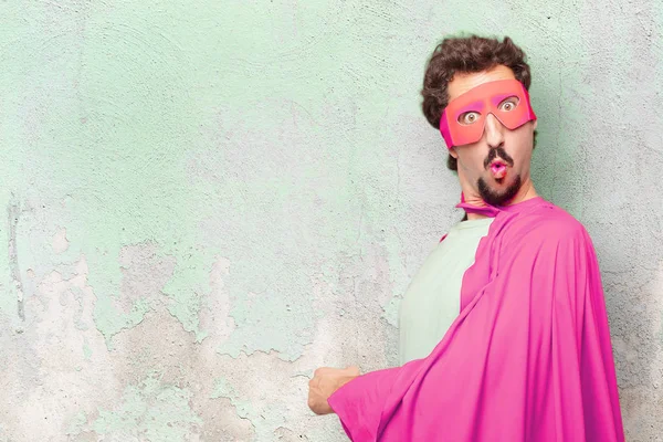 Genç deli süper kahraman adam. Hayret ya da şok ifade.