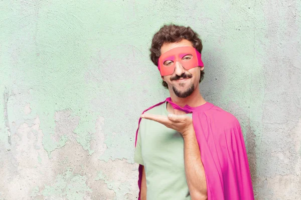 Genç deli süper kahraman adam