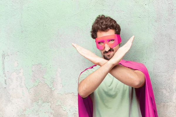 Genç deli süper kahraman adam. Ret işareti.