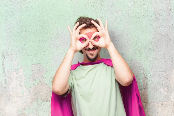 若い狂気スーパー ヒーローの男 のぞき穴記号 — ストック写真