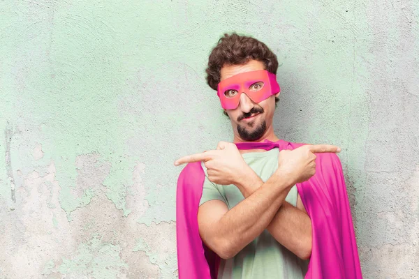 Genç deli süper kahraman adam. Şaşkın ifade.