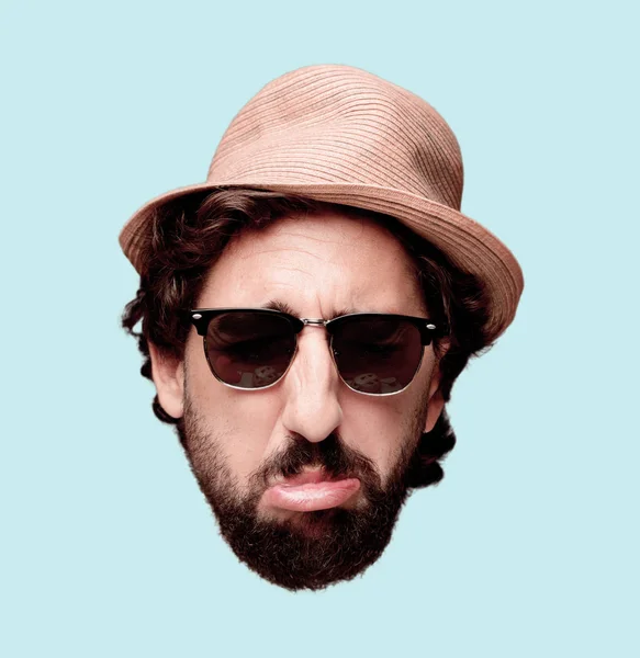 Genç deli adam izole kesme kafa ifadesiyle sakallı. Turist rolü. Üzgün kavramı.