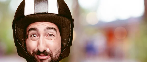 Junger Verrückter Bärtiger Mann Schnitt Den Gesichtsausdruck Isoliert Motorradfahrerrolle Glückliche — Stockfoto