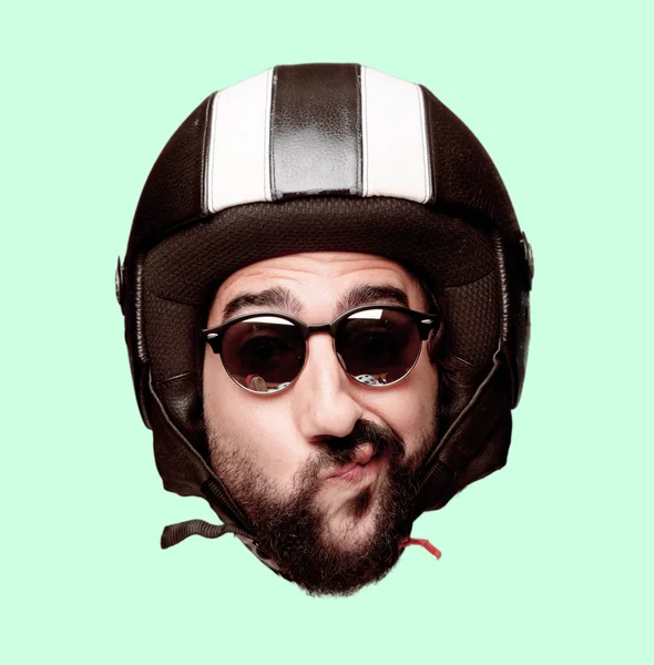 Genç deli adam kesme baş ifade izole sakallı. Motosiklet binici rolü. Düşünme kavramı.