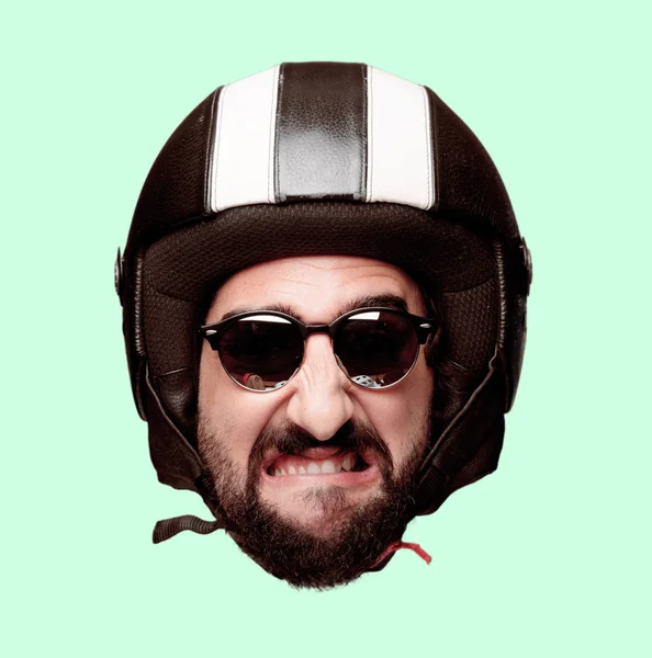 Genç deli adam kesme baş ifade izole sakallı. Motosiklet binici rolü. Kızgın ifade.