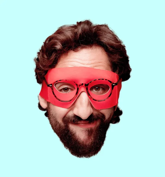 Genç deli adam kesme baş ifade izole sakallı. Süper kahraman rolü. Mutlu poz.