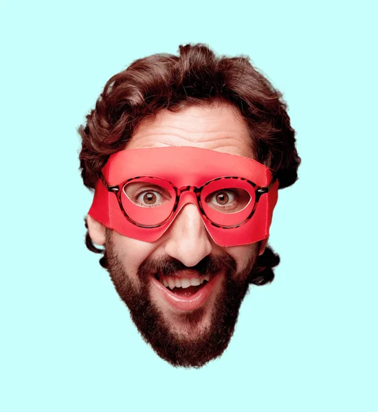 Genç deli adam kesme baş ifade izole sakallı. Süper kahraman rolü. Mutlu poz.