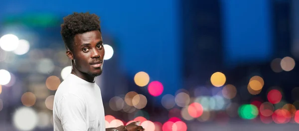 Jeune Homme Noir Cool Signe Découper Personne Sur Fond Monochrome — Photo