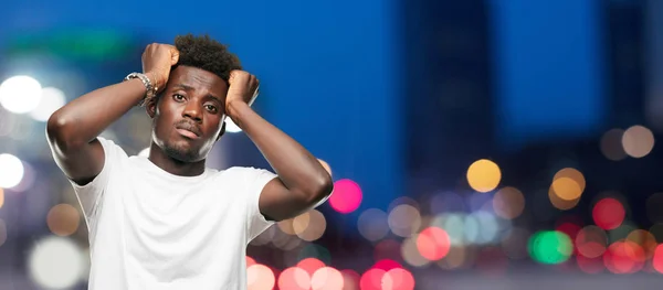 Genç Serin Siyah Adam Işareti Tek Renkli Bir Arka Plana — Stok fotoğraf