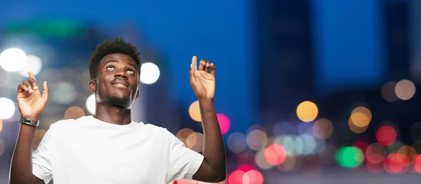 Joven Fresco Hombre Negro Signo Recortar Persona Contra Fondo Monocromo —  Fotos de Stock