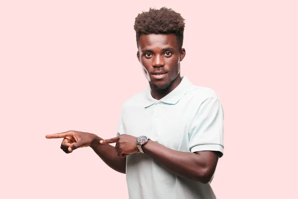 Genç Serin Siyah Adam Işareti Tek Renkli Bir Arka Plana — Stok fotoğraf