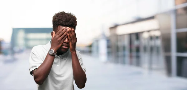 Jeune Homme Noir Cool Signe Découper Personne Sur Fond Monochrome — Photo