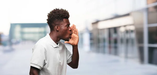 Joven Fresco Hombre Negro Signo Recortar Persona Contra Fondo Monocromo —  Fotos de Stock