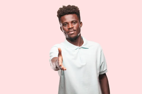 Junge Coole Schwarze Mann Zeichen Ausgeschnittene Person Vor Monochromem Hintergrund — Stockfoto
