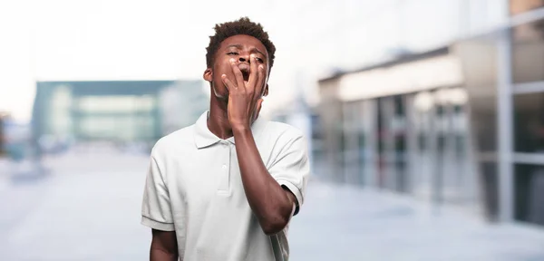 Junge Coole Schwarze Mann Zeichen Ausgeschnittene Person Vor Monochromem Hintergrund — Stockfoto