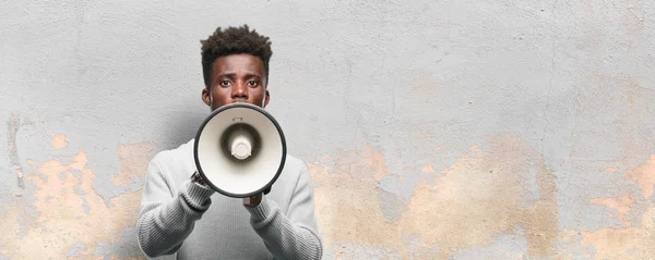 Jonge Zwarte Man Met Een Megafoon — Stockfoto