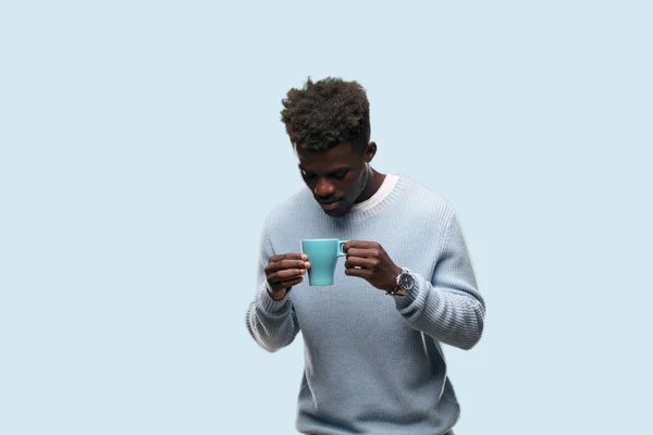 Joven Hombre Negro Con Una Taza Café —  Fotos de Stock