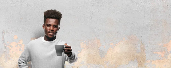 コーヒー カップを持つ若い黒人男性 — ストック写真