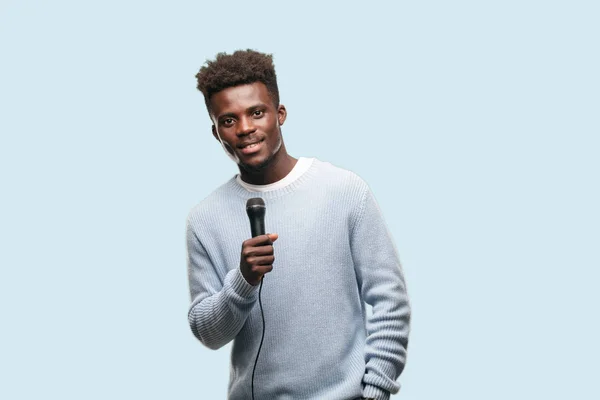 Νεαρός Μαύρος Άνδρας Τραγουδά Μικρόφωνο — Φωτογραφία Αρχείου