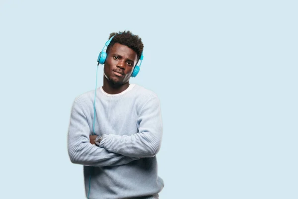 Νεαρός Μαύρος Άνδρας Ακούγοντας Μουσική Ακουστικά Του — Φωτογραφία Αρχείου