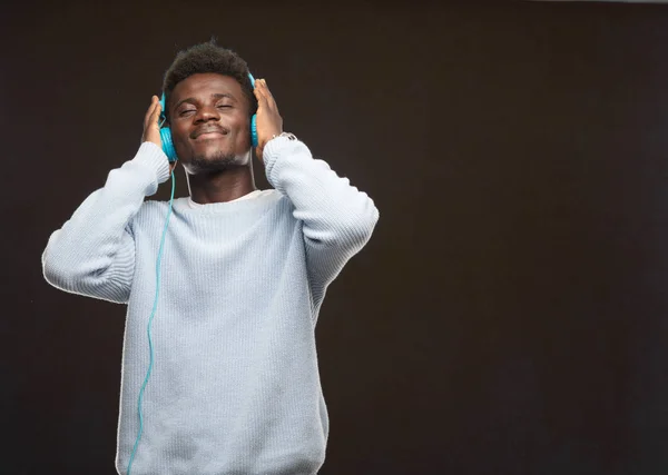 Genç Siyah Adam Onun Kulaklık Ile Müzik Dinleme — Stok fotoğraf