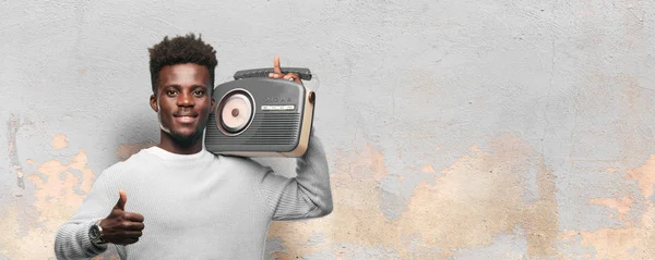 Νεαρός Μαύρος Άνδρας Ένα Ρετρό Ραδιόφωνο — Φωτογραφία Αρχείου