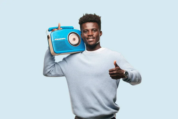 Νεαρός Μαύρος Άνδρας Ένα Ρετρό Ραδιόφωνο — Φωτογραφία Αρχείου